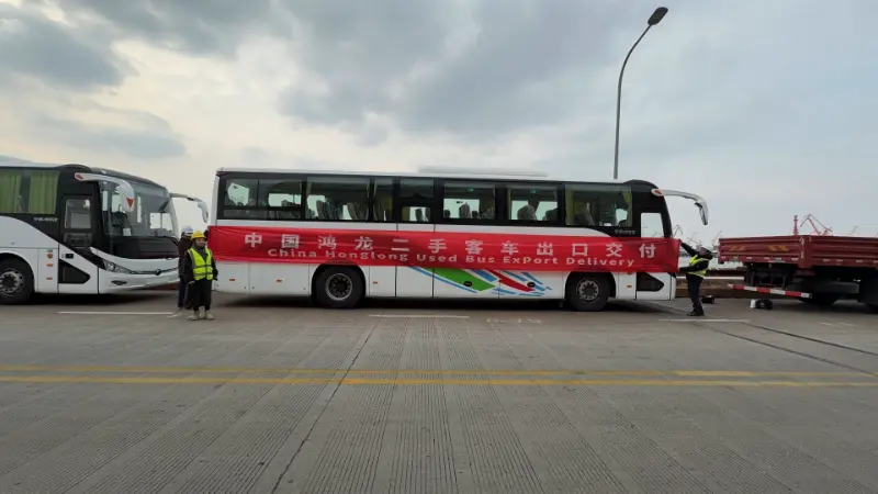 Китай Honglong отправил партию подержанных пассажирских автобусов в Нигерию: десять автобусов Yutong успешно покинули порт
